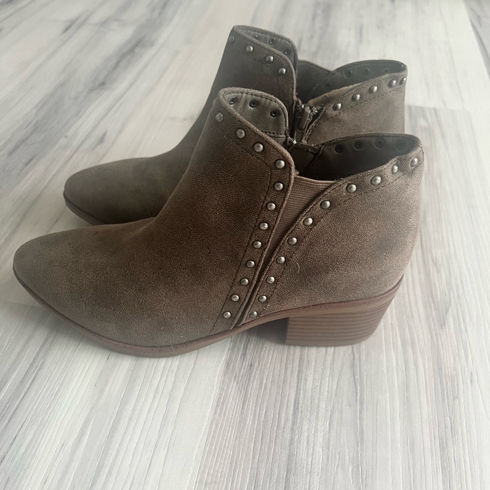Mia NWOB size 6.5 from Buckle Brown Studded detail Ankle Boots side zipper‎